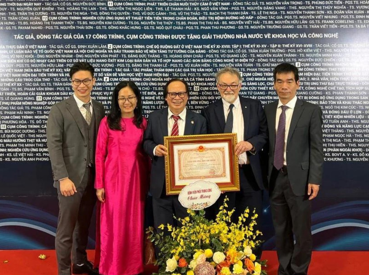 Professor Thu-Anh Nguyen and Professor Guy Marks at the awards ceremony for the 2022 Ho Chi Minh Scientific Prize.