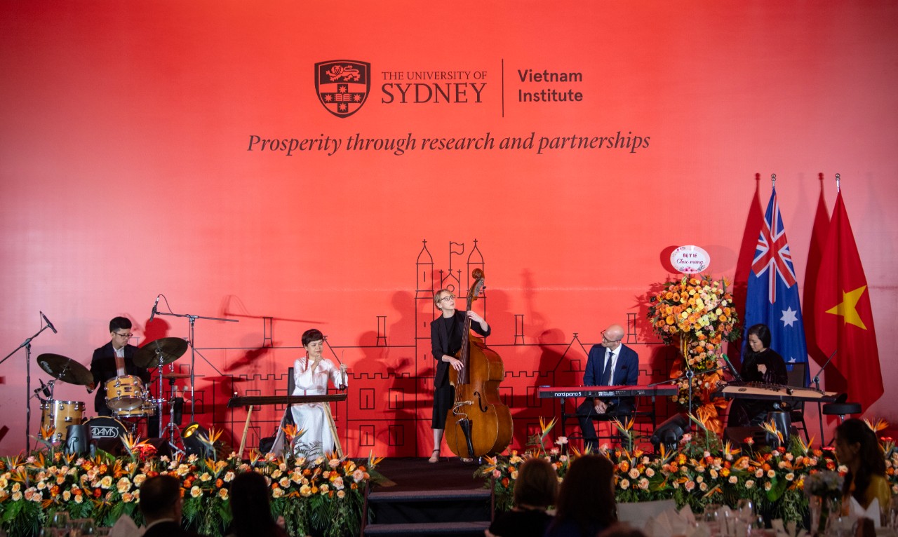 Tiến sĩ Steve Barry và các đồng nghiệp từ Nhạc viện Sydney, Học viện Âm nhạc Quốc gia Việt Nam biểu diễn tiết mục khai mạc trong lễ ra mắt Viện
