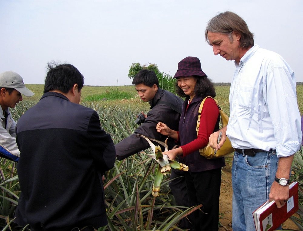 Giáo sư David Guest tham gia khảo sát với nông dân địa phương