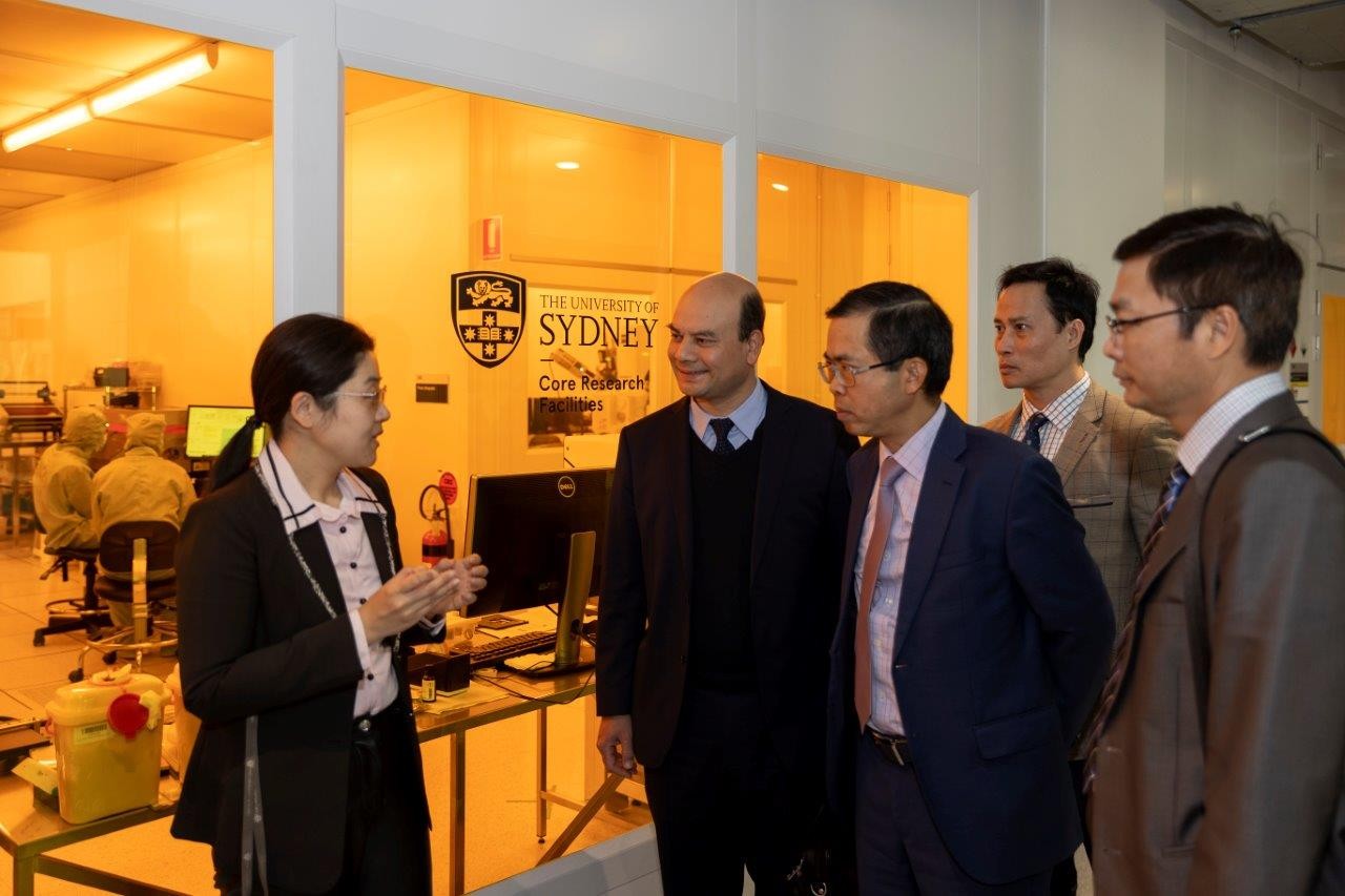 Đoàn đại biểu thăm quan Trung tâm Khoa học Nano Sydney 