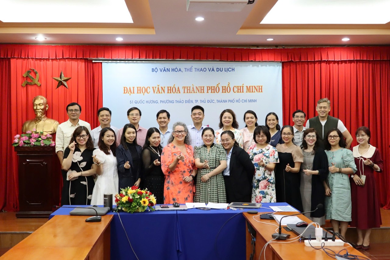 Các chuyên gia và học viên tham gia Hội thảo tại ĐH Văn Hóa HCM. 